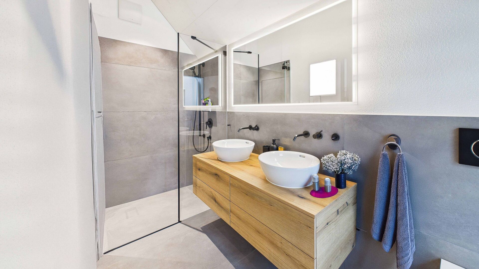 Modernes Badezimmer mit Doppelwaschtisch und Dusche