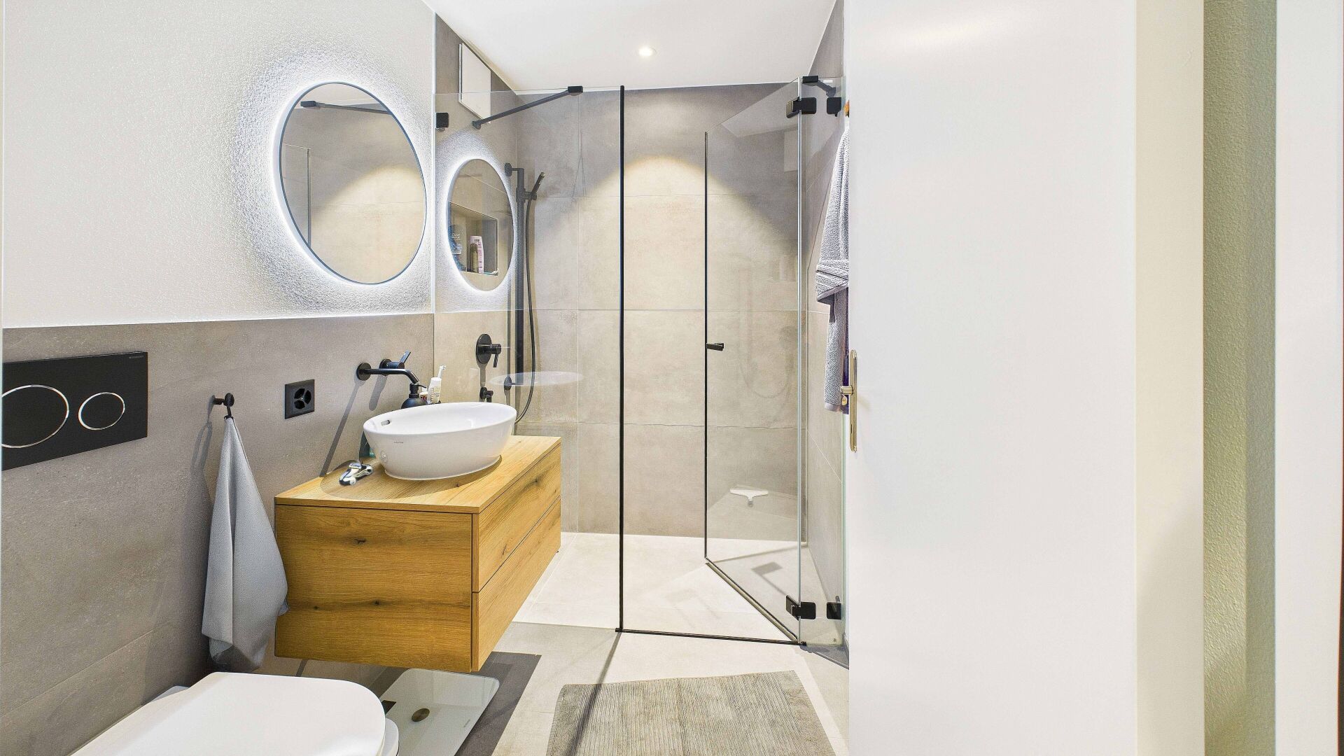 Modernes Badezimmer mit Glasdusche und Holzwaschtisch