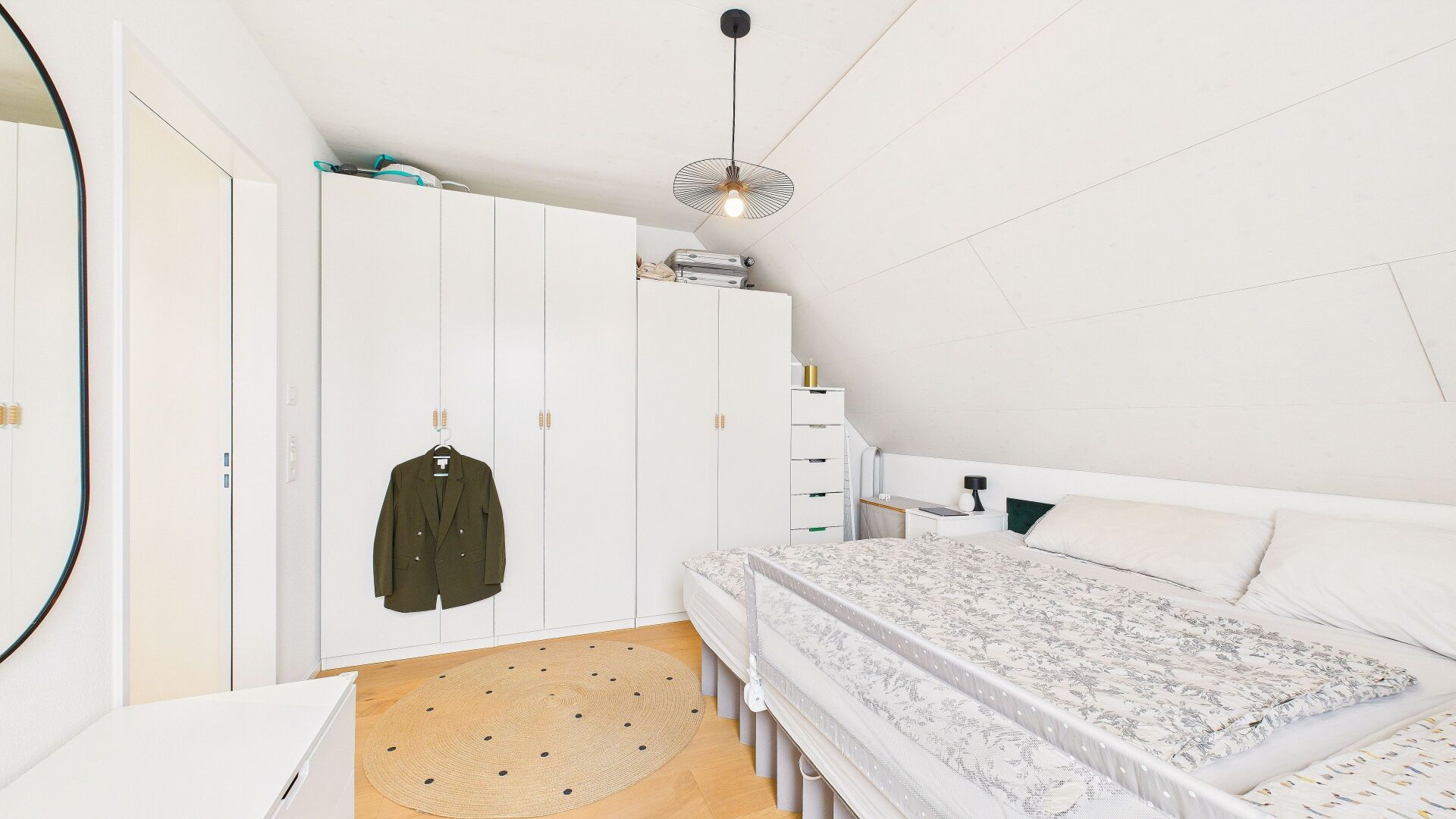 Helles Schlafzimmer im Dachgeschoss