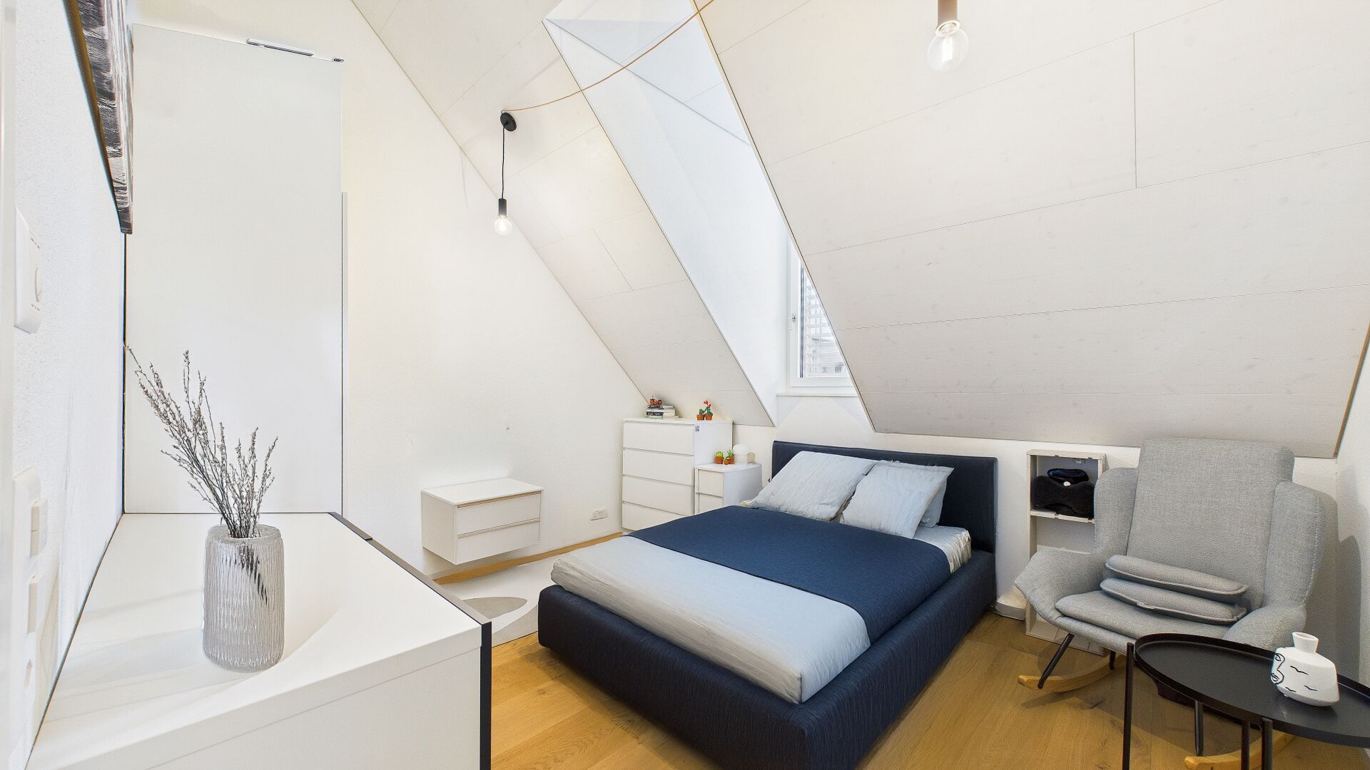 Helles Dachgeschoss-Schlafzimmer