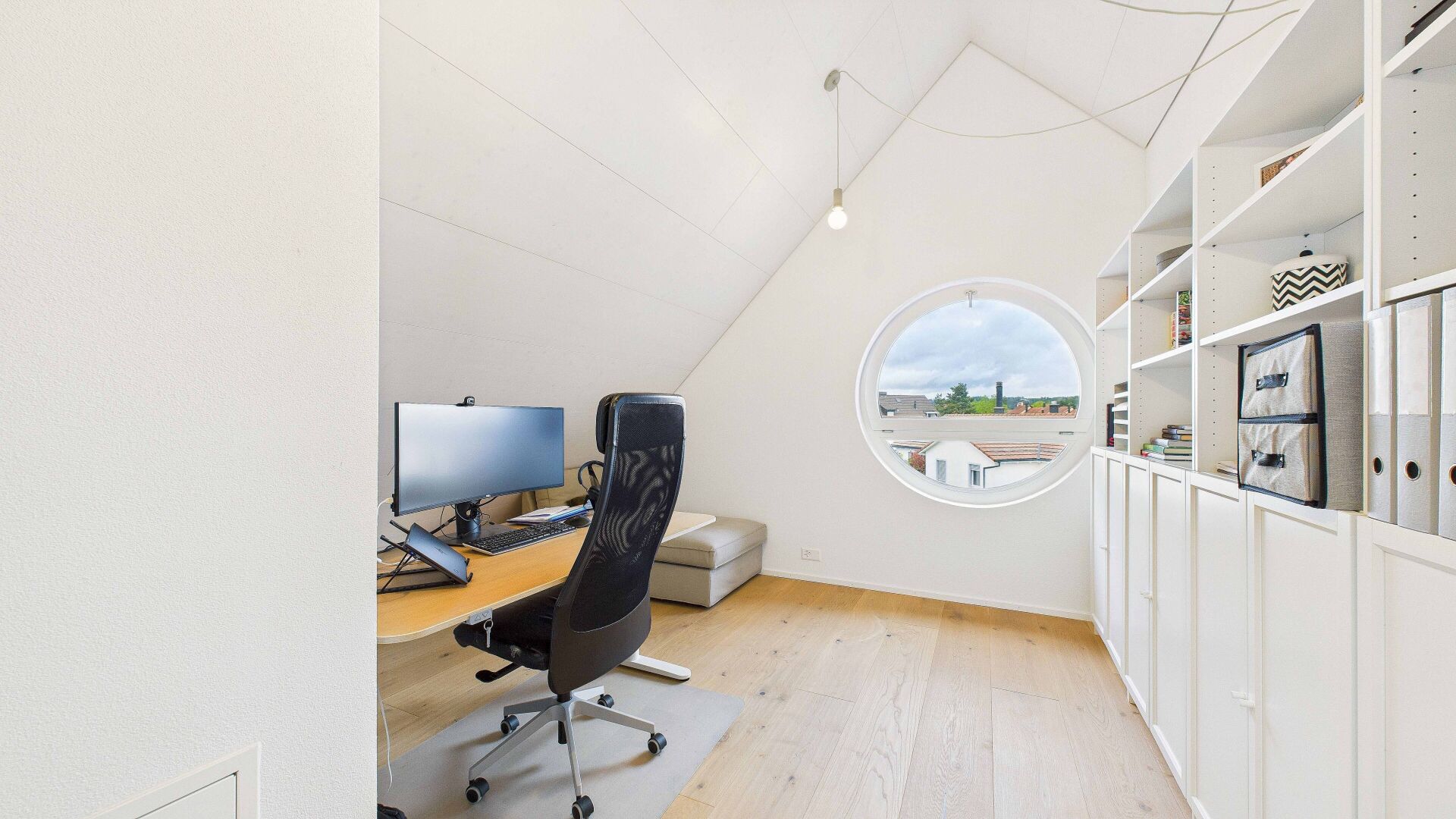 Helles Arbeitszimmer im Dachgeschoss