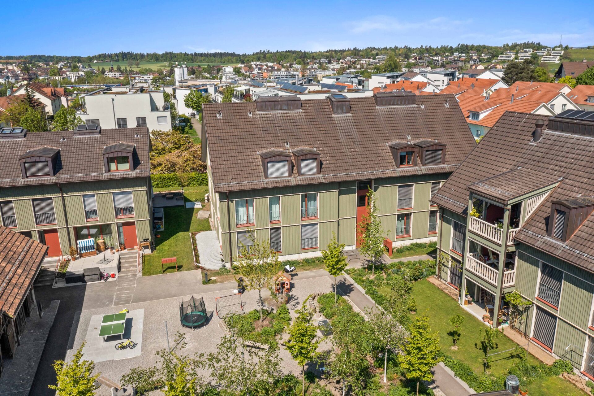 Auffällige Wohnanlage mit Innenhof und Blick über ein Wohnviertel