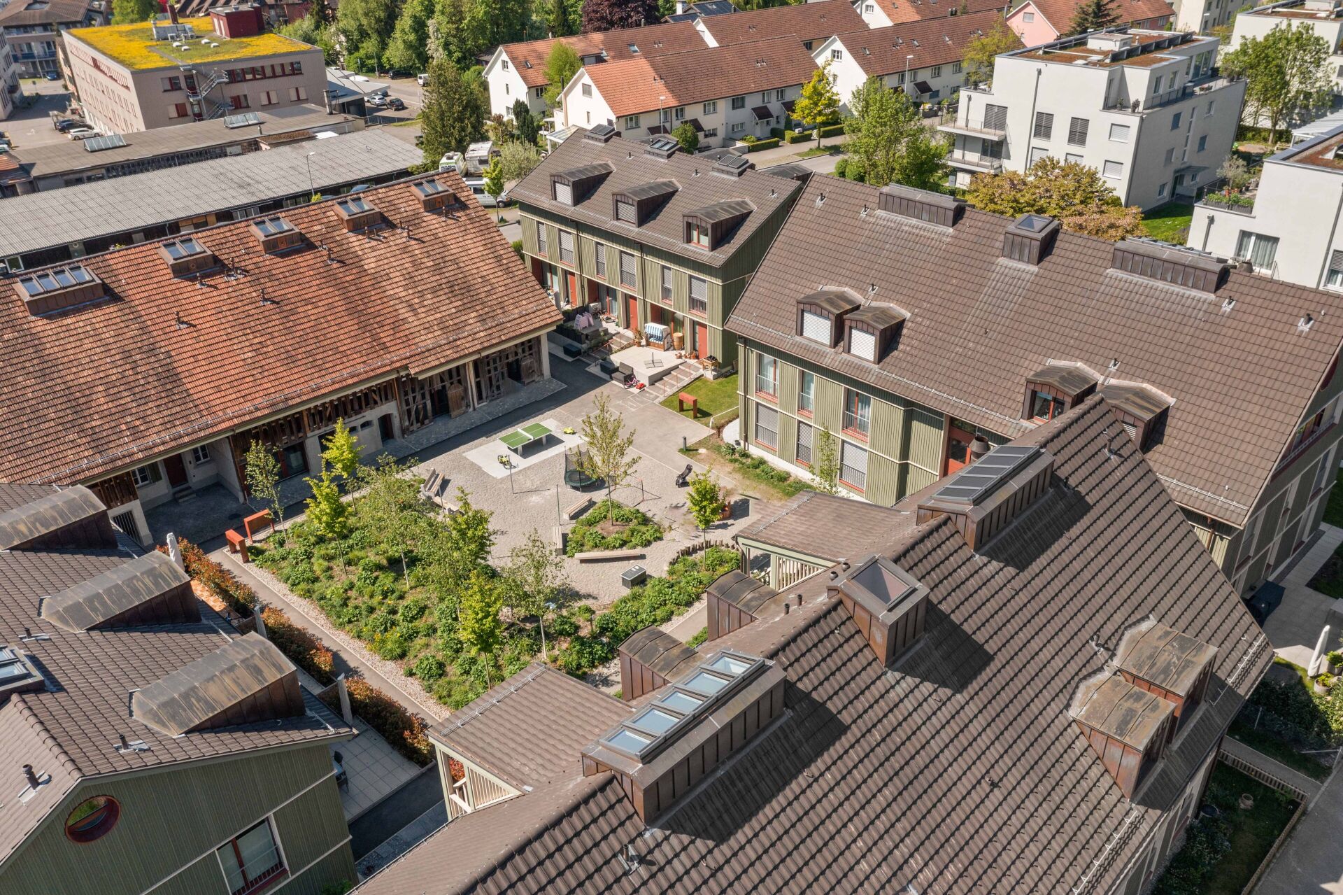 Drohnenaufnahme eines Wohnquartiers mit Innenhof