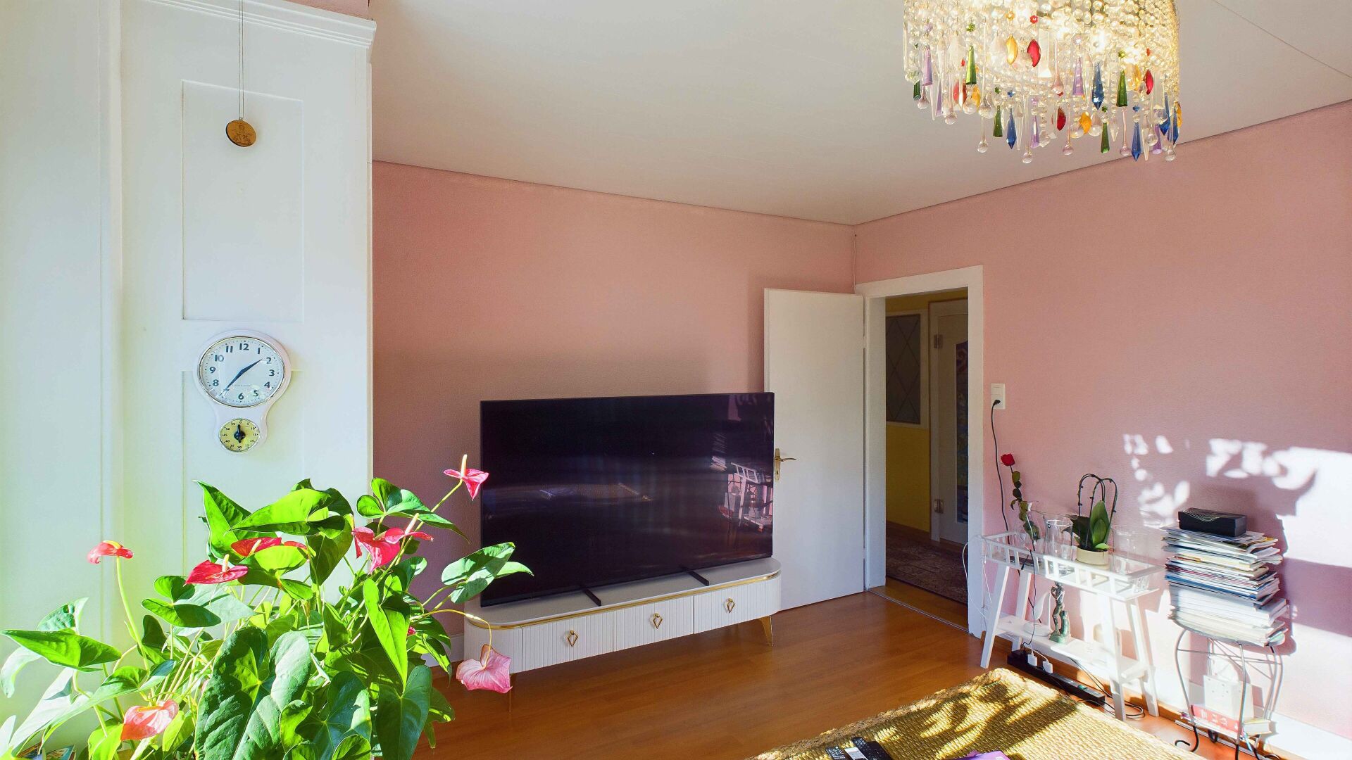 Helles rosa Wohnzimmer mit Kristalllüster