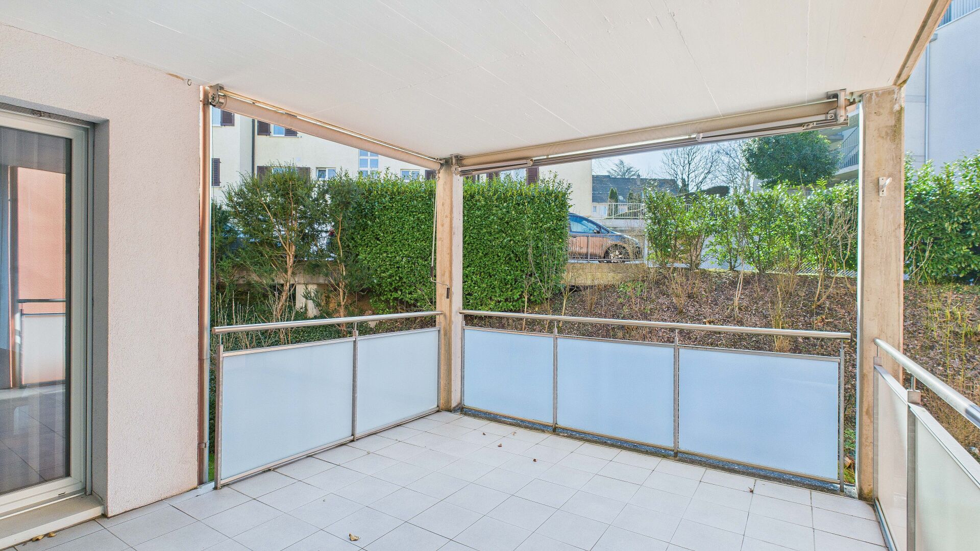 Überdachte Terrasse mit Ausblick ins Grüne