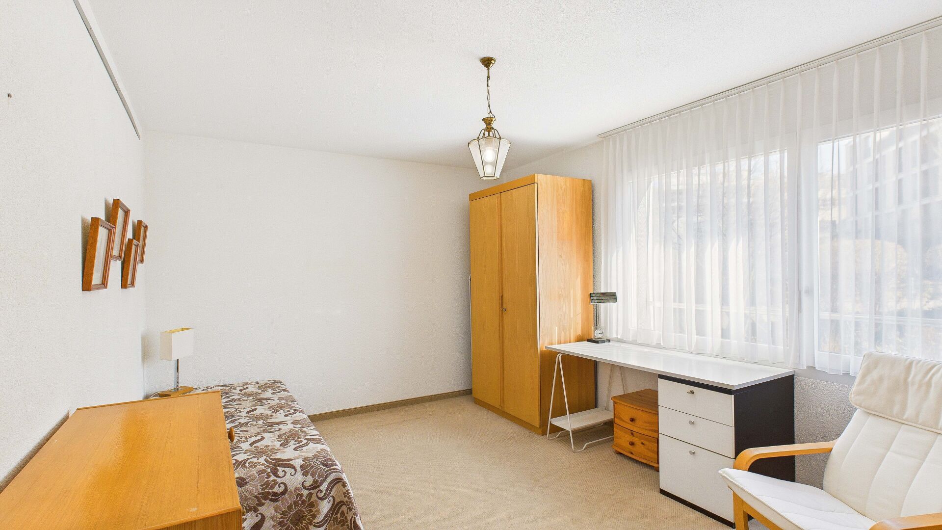 Helles Schlafzimmer mit einfacher Möblierung