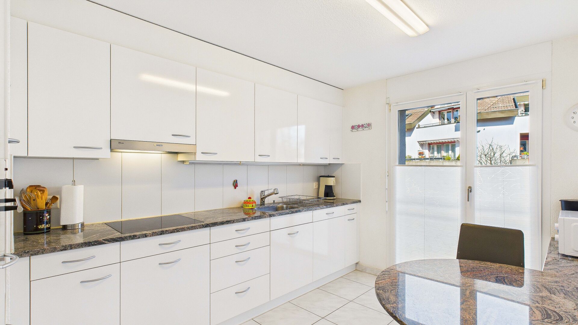Helle, moderne Küche mit weißer Einbauzeile