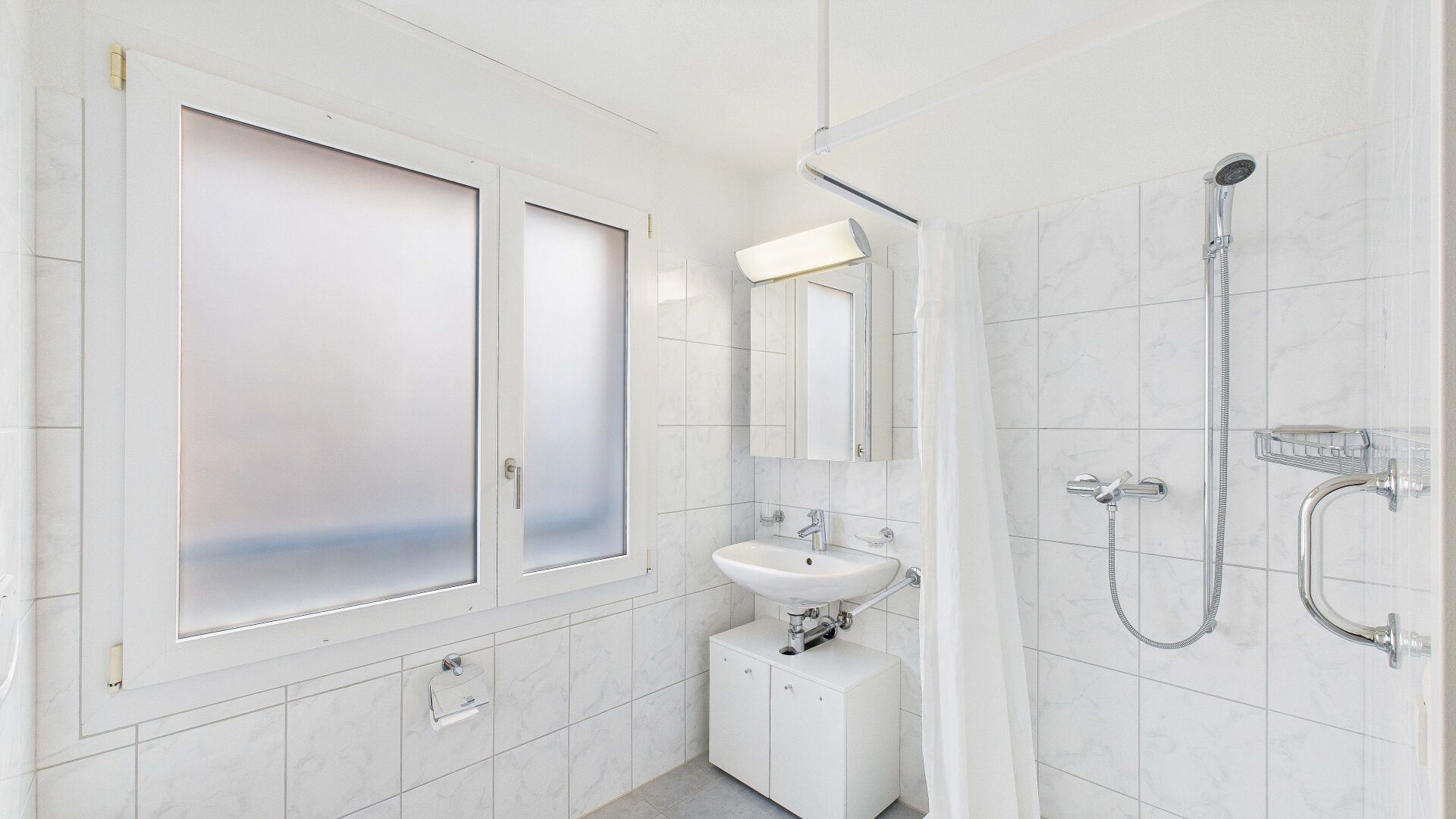Helles kleines Badezimmer mit Dusche und Waschbecken