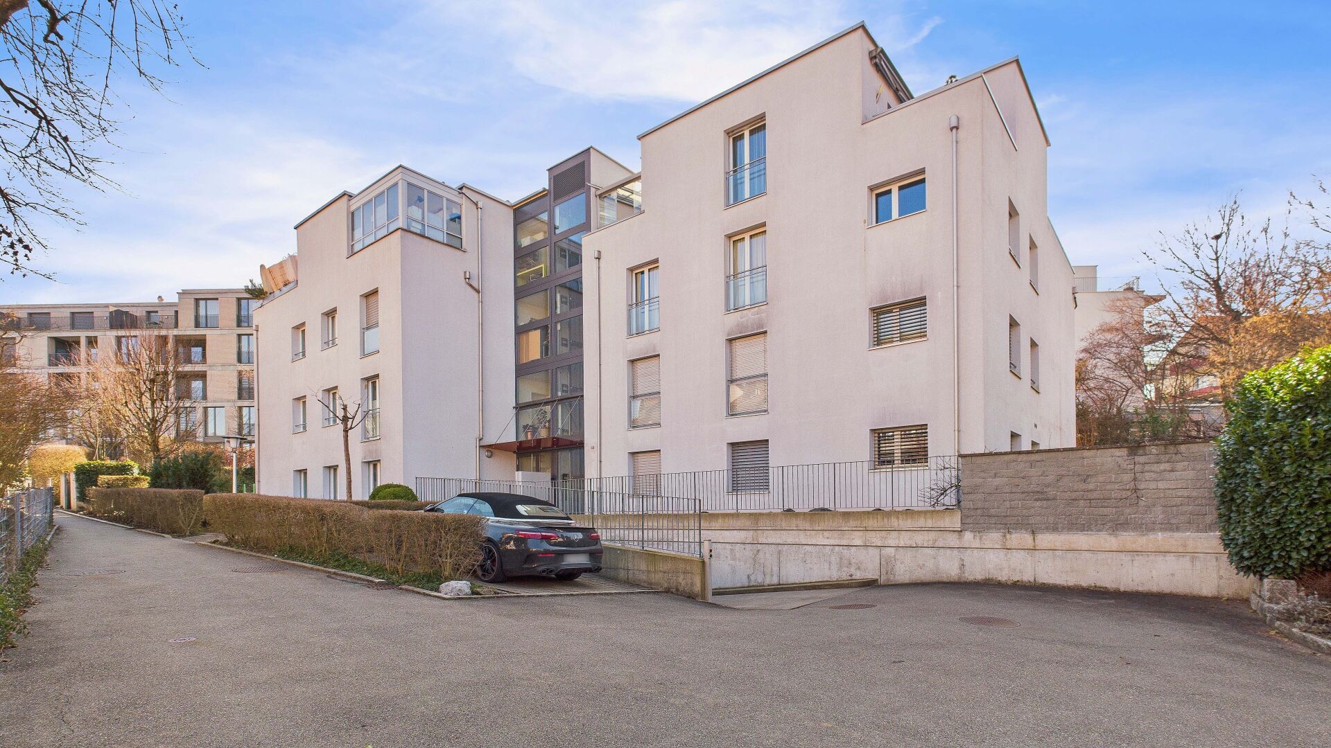 Modernes Wohngebäude mit Zufahrt
