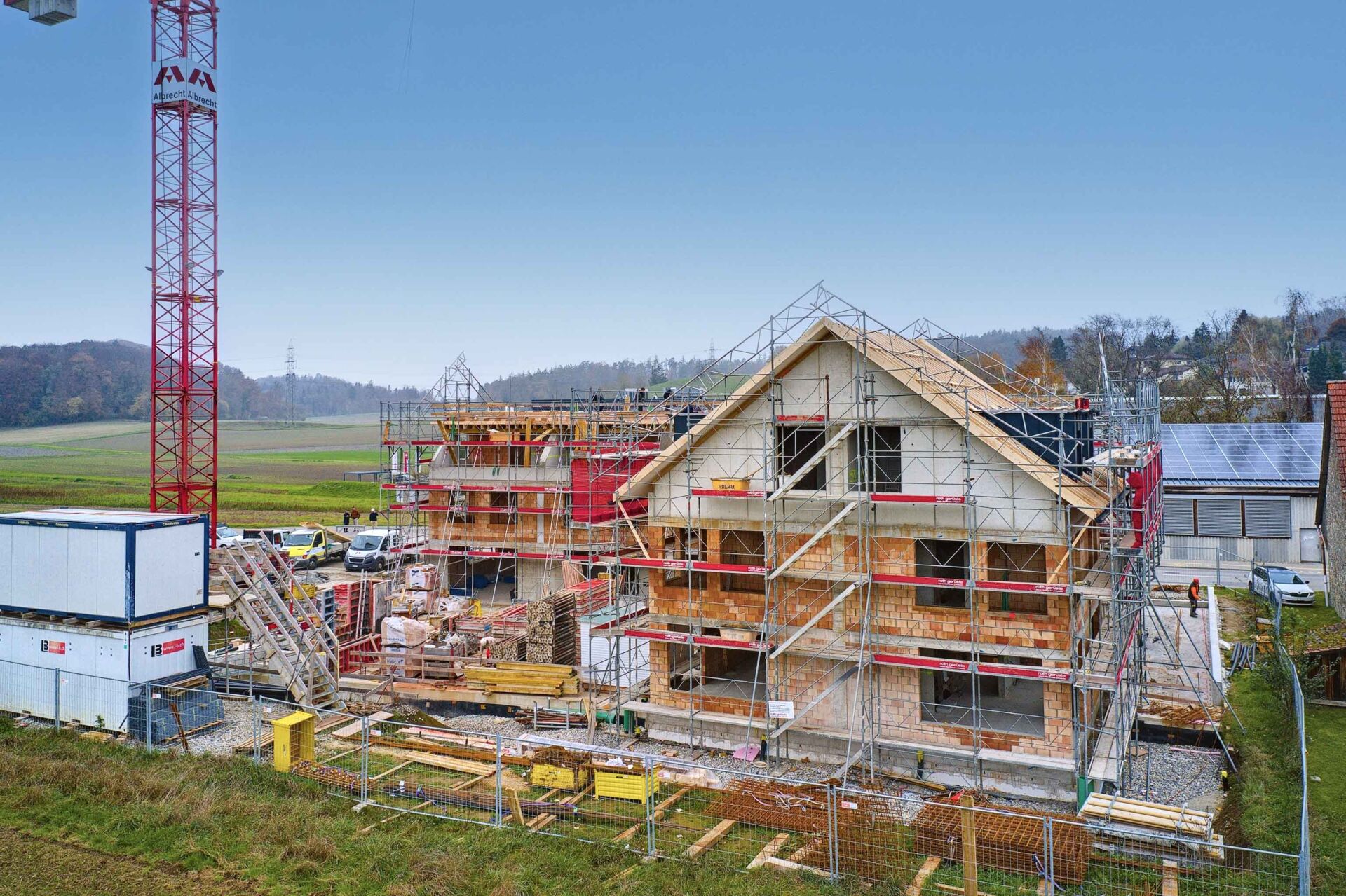 Baustelle eines Einfamilienhauses mit Gerüst