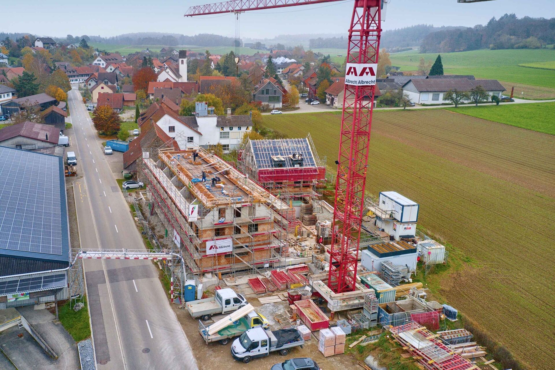 Luftaufnahme einer Baustelle im Dorf