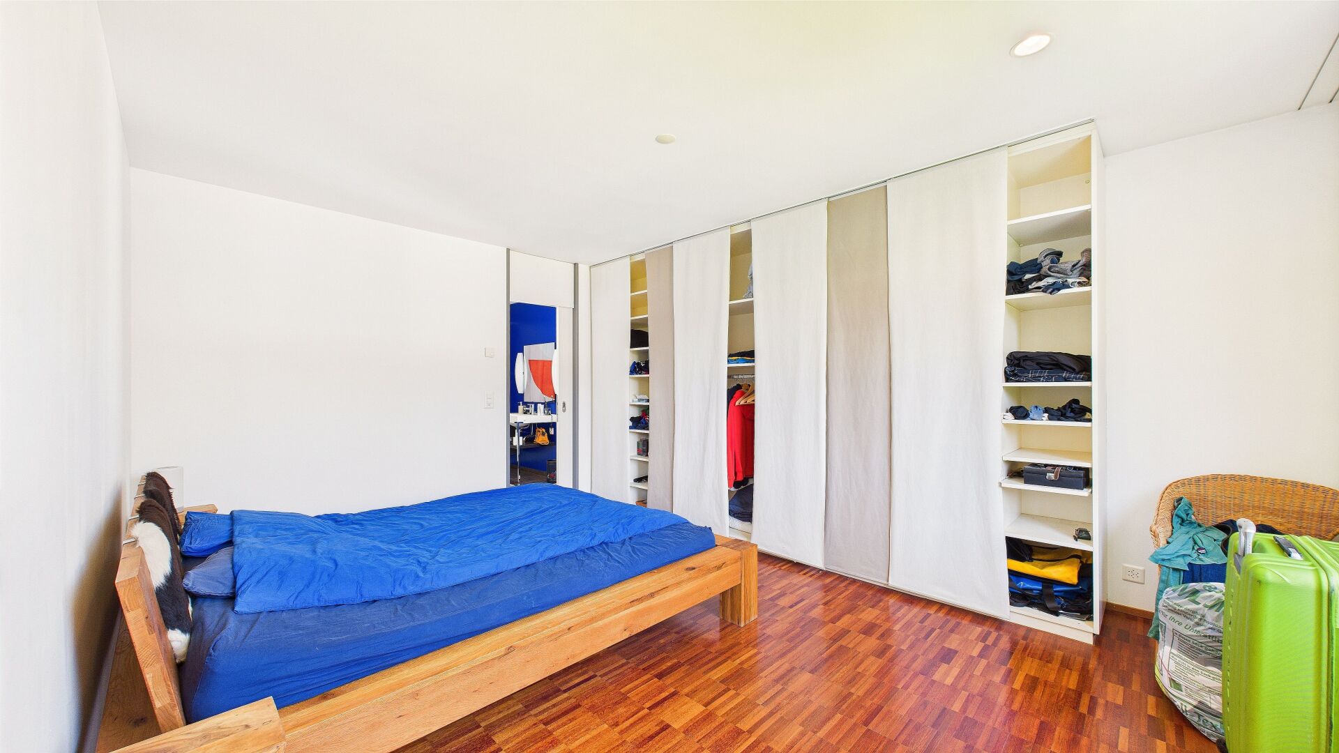 Schlafzimmer mit begehbarem Kleiderschrank