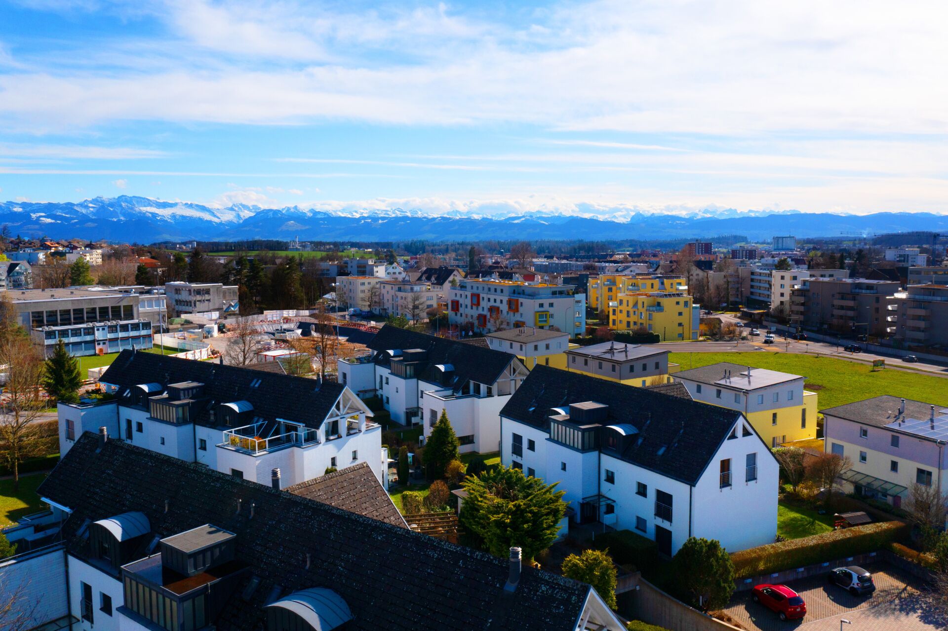 Städtische Wohnsiedlung mit Alpenblick