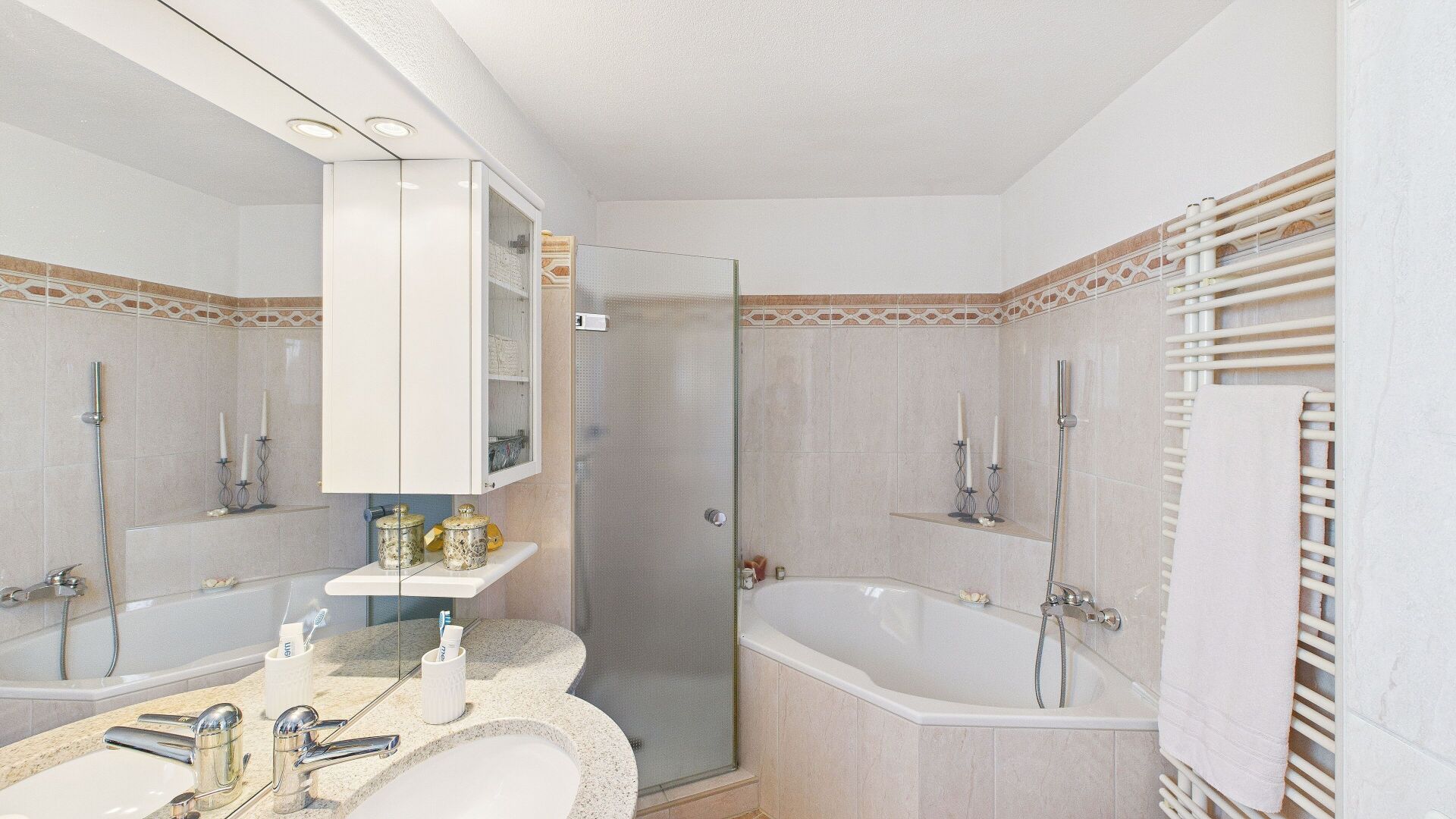 Helles Badezimmer mit Doppelwaschtisch, Badewanne und Dusche