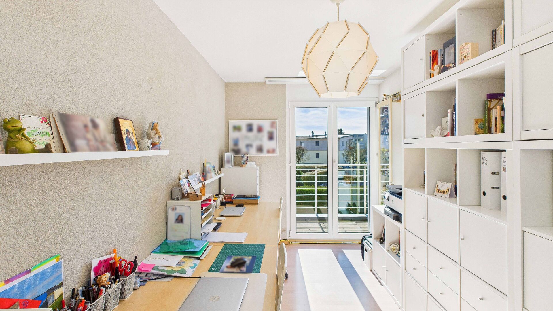 Helles Arbeitszimmer mit Balkonblick