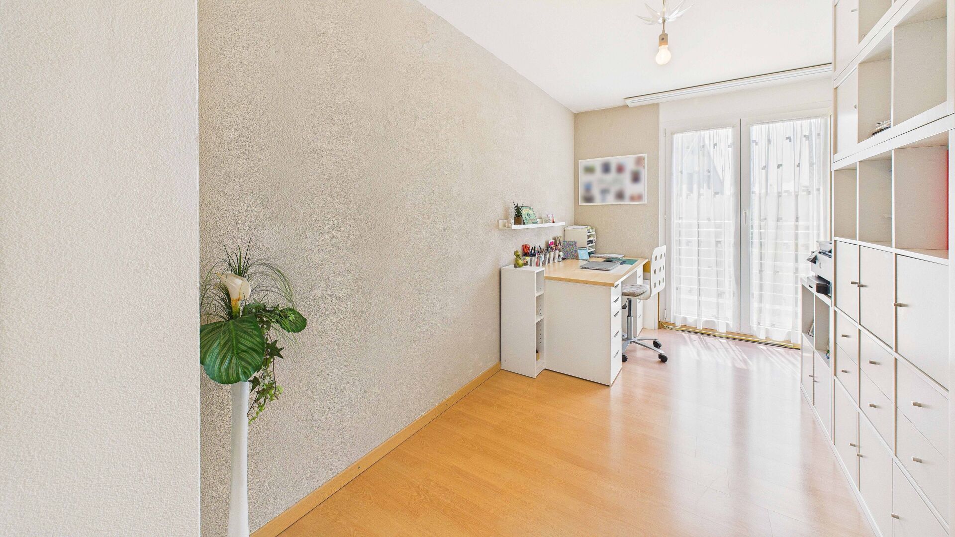 Helles Arbeitszimmer mit Stauraum