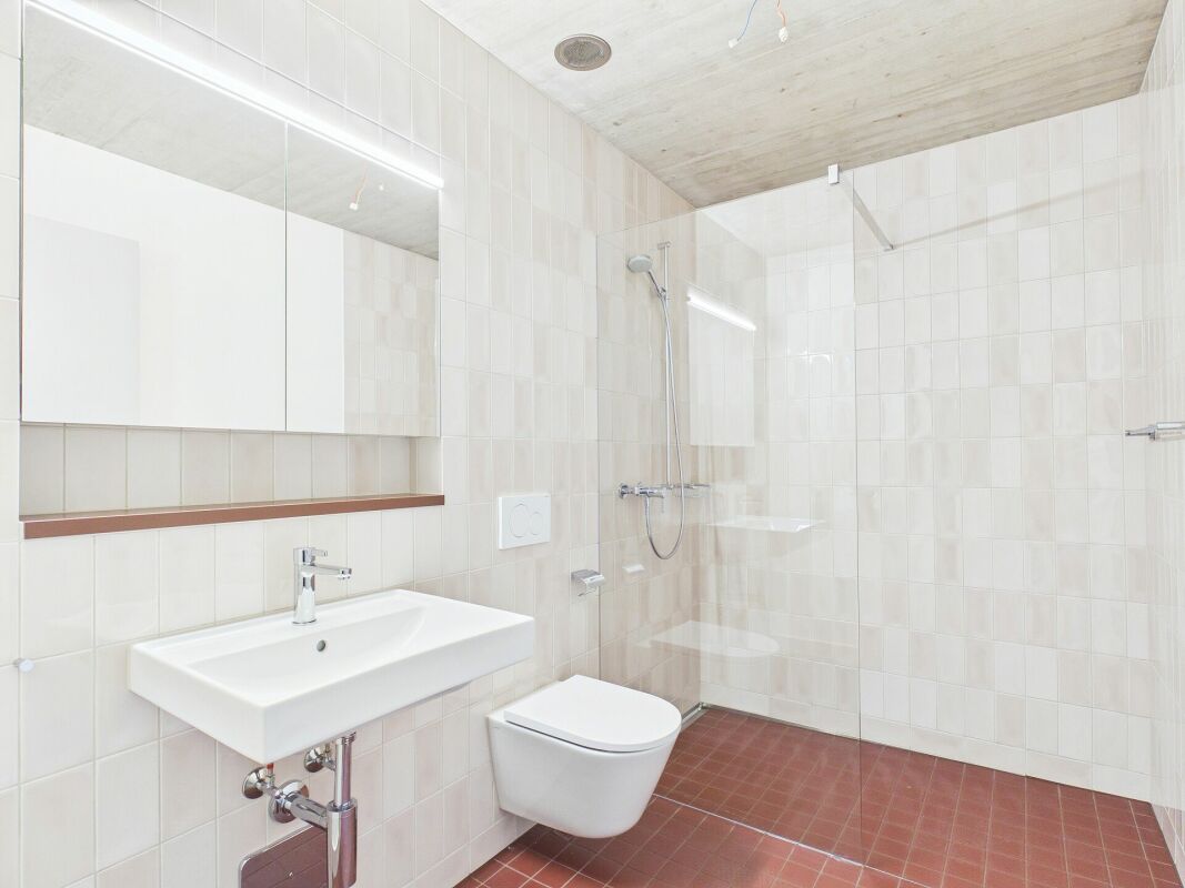 Modernes Badezimmer mit Dusche und wandhängendem WC