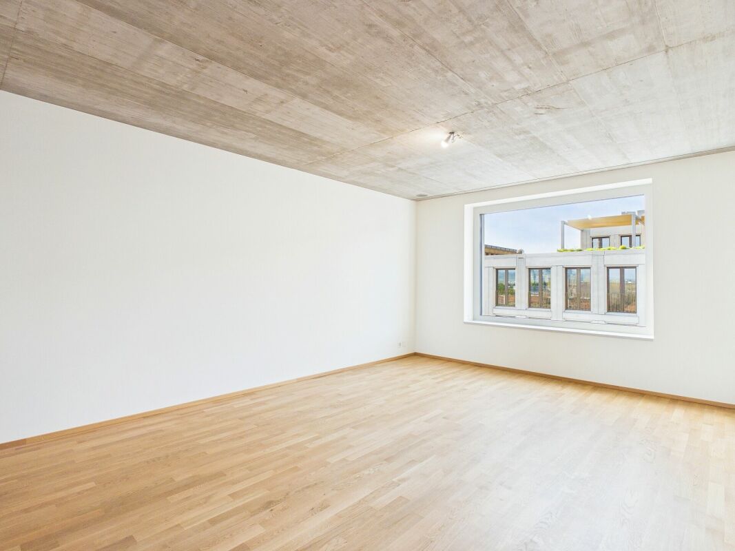 Leerer, heller Raum mit großem Fenster