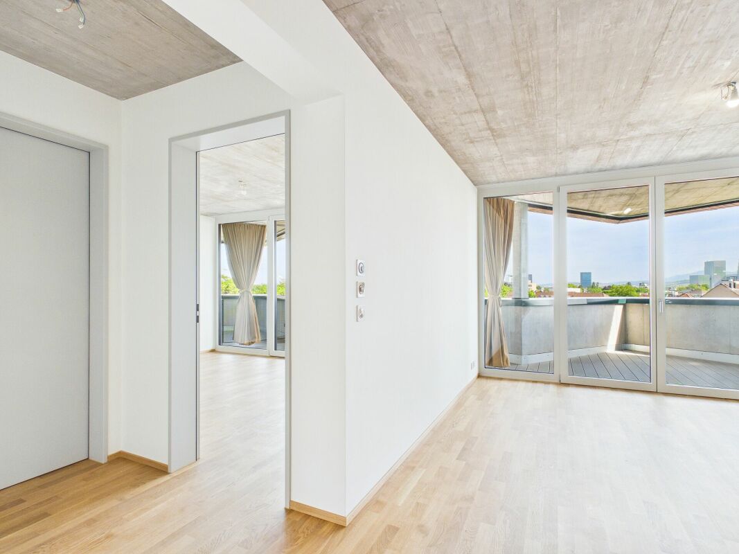 Helles, modernes Zimmer mit Balkonzugang
