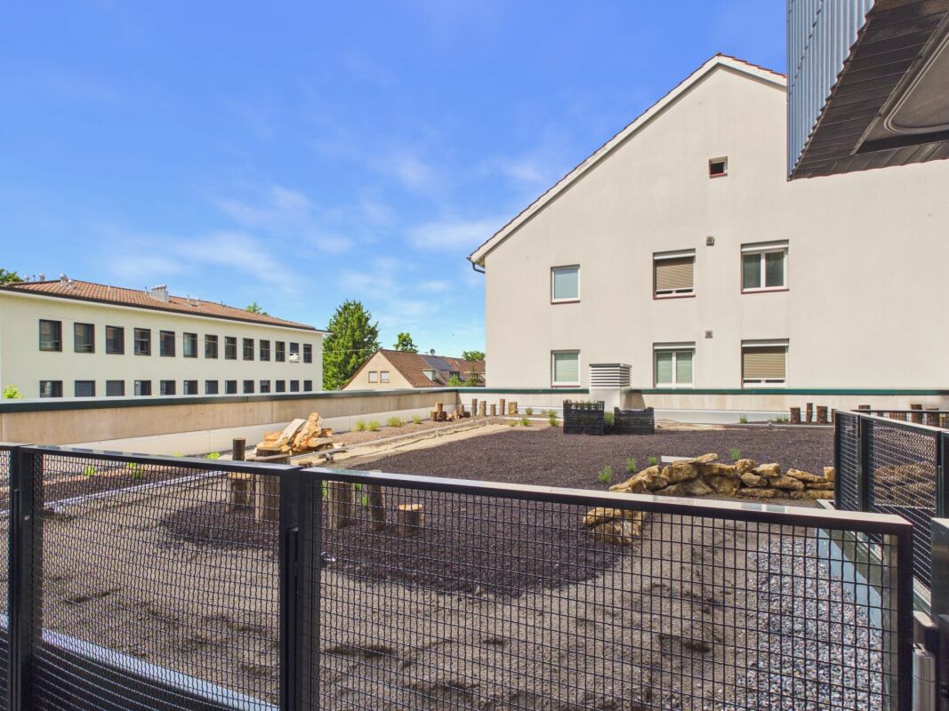 Innenhof mit Dachterrasse zwischen Wohngebäuden