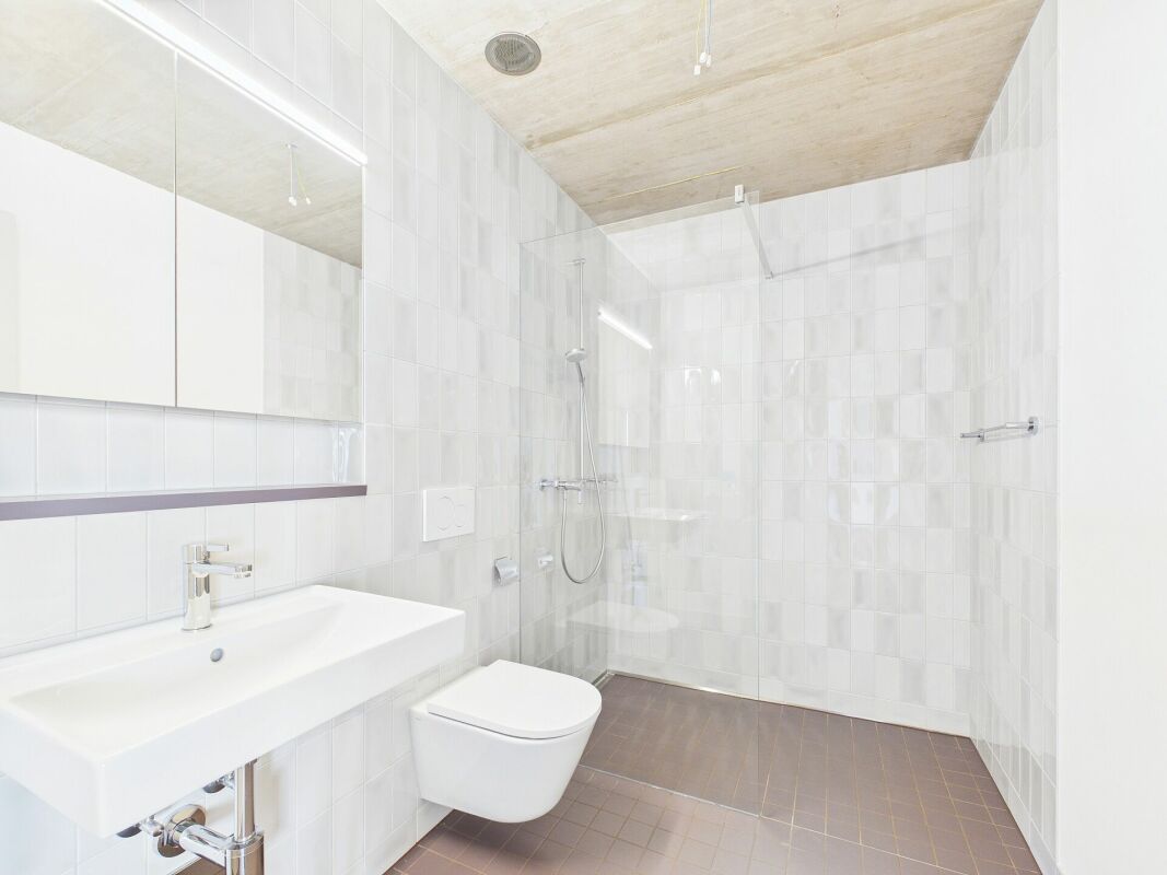 Modernes Badezimmer mit bodengleicher Dusche