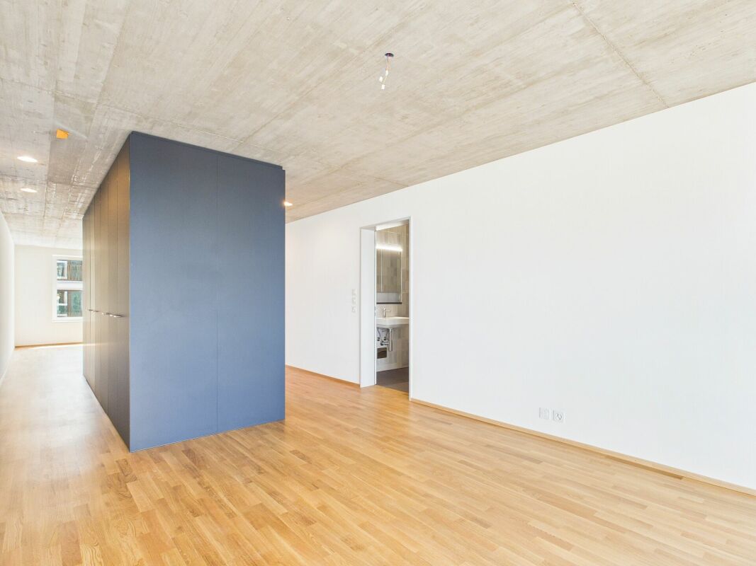 Moderner Wohnraum mit Sichtbeton-Decke