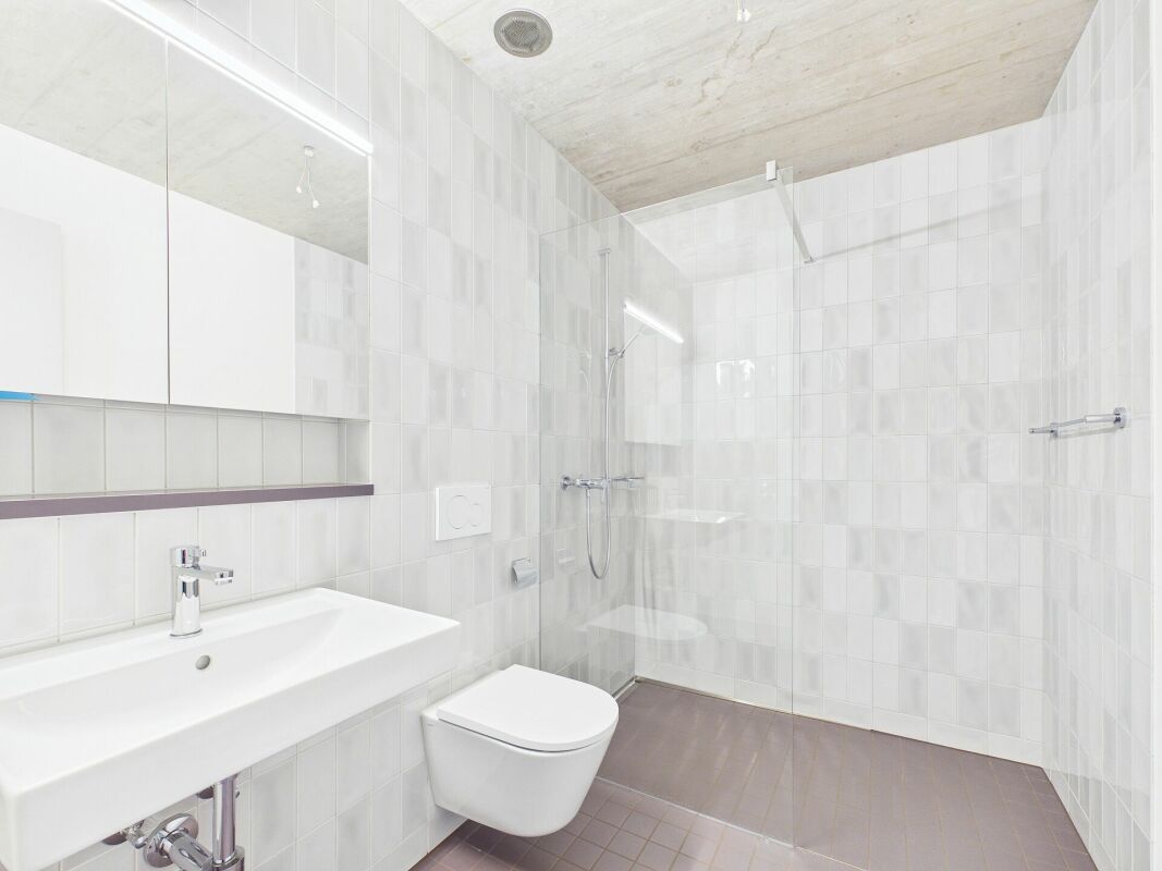 Modernes Badezimmer mit bodengleicher Dusche