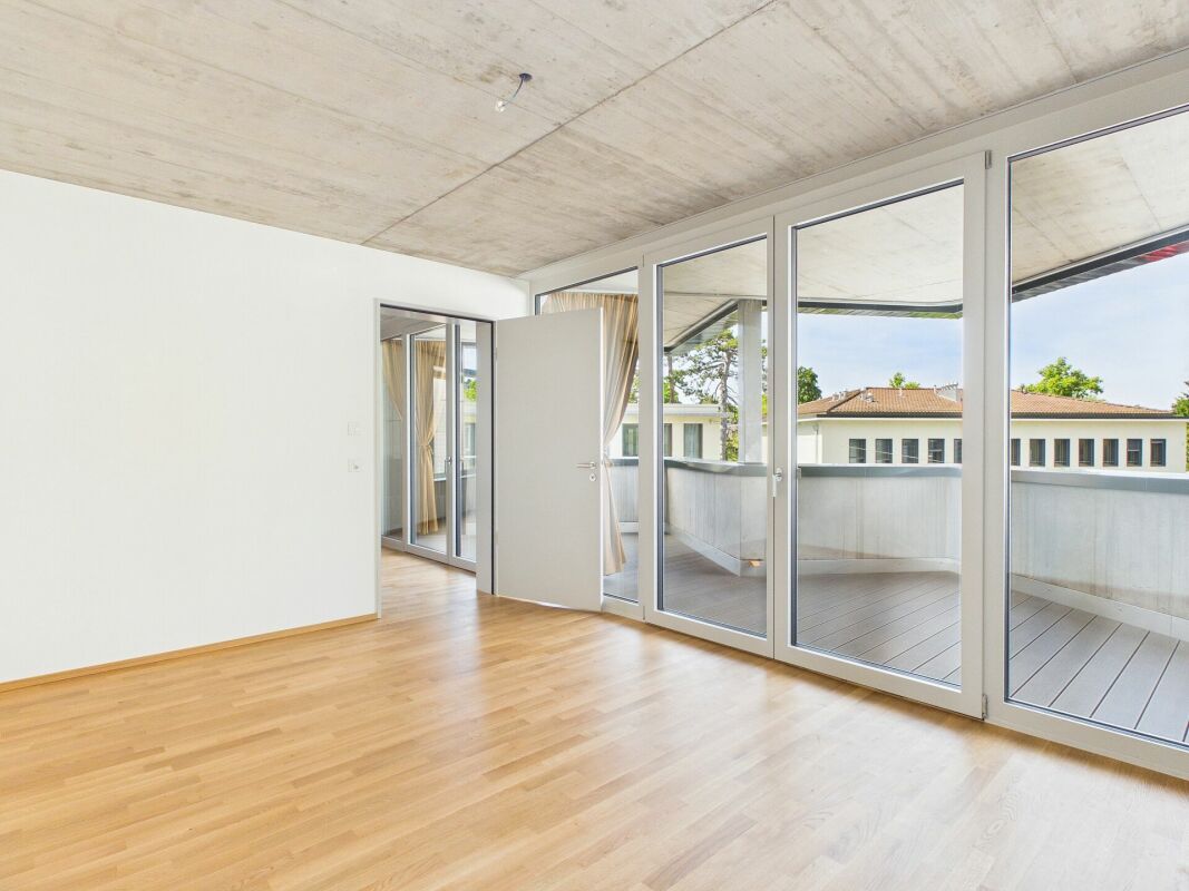 Heller Wohnraum mit angrenzendem Balkon