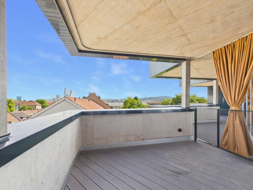 Überdachter Balkon mit Ausblick