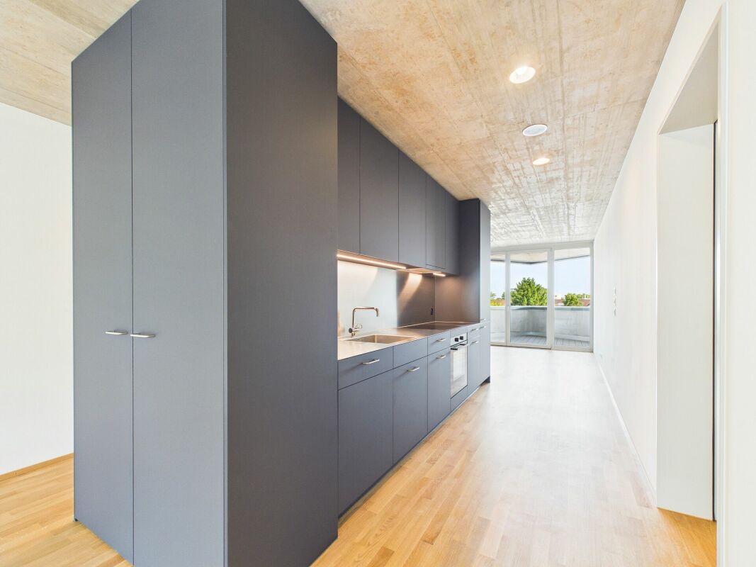 Moderne schmale Küche mit Dachterrasse