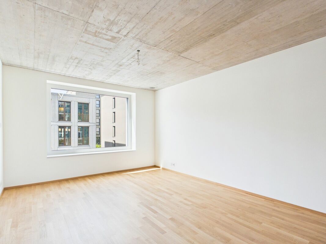 Leerer heller Raum mit großem Fenster