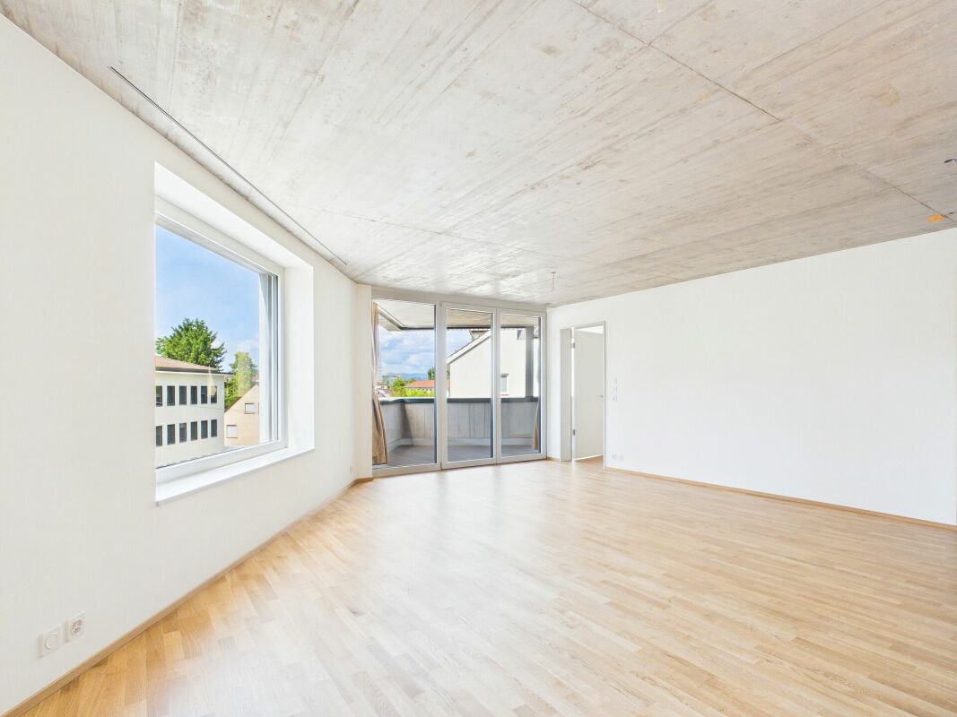 Heller leerer Wohnraum mit Balkon