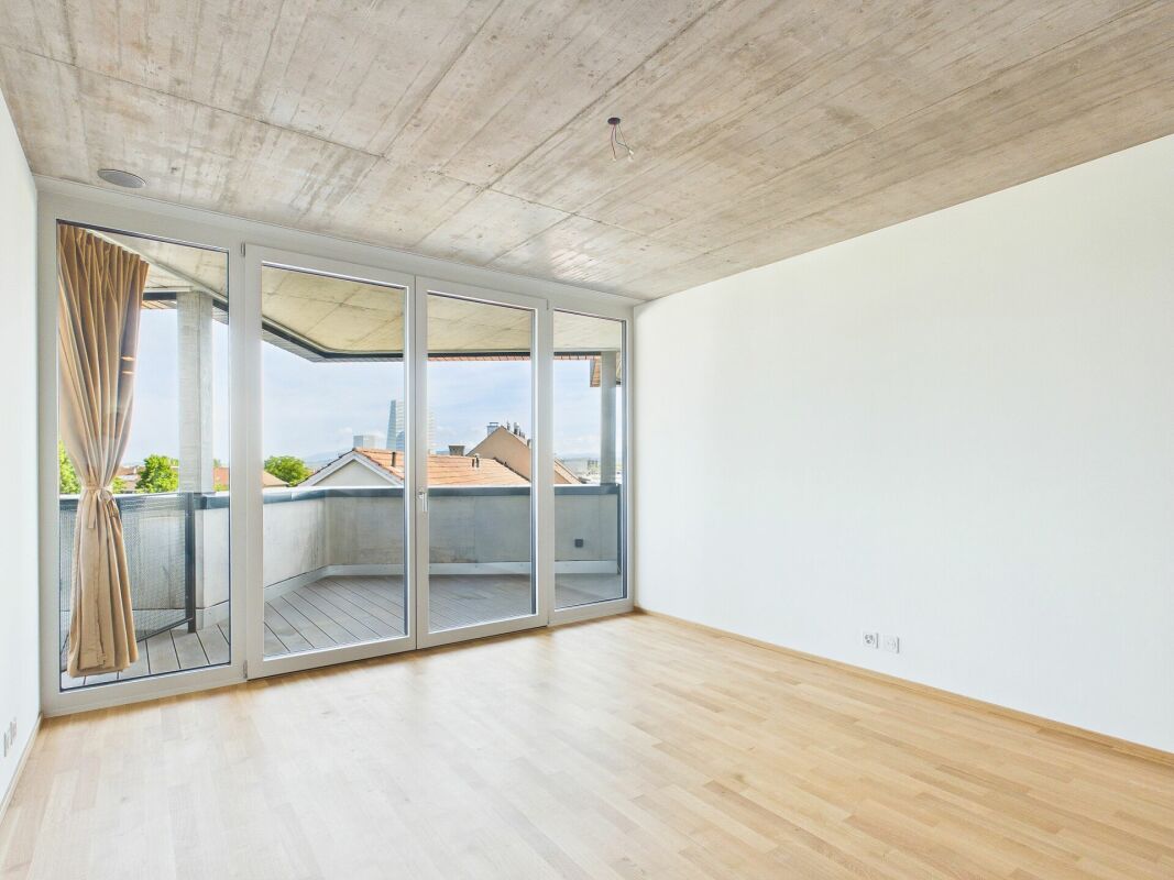Leerer moderner Raum mit Balkon und Stadtblick