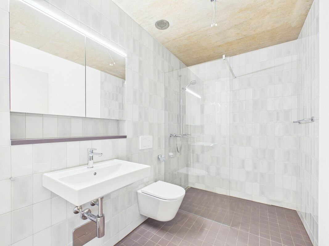 Modernes Bad mit bodengleicher Dusche und wandhängendem WC