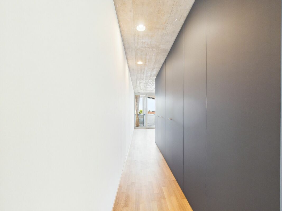 Moderner, schmaler Flur mit Einbauschrank