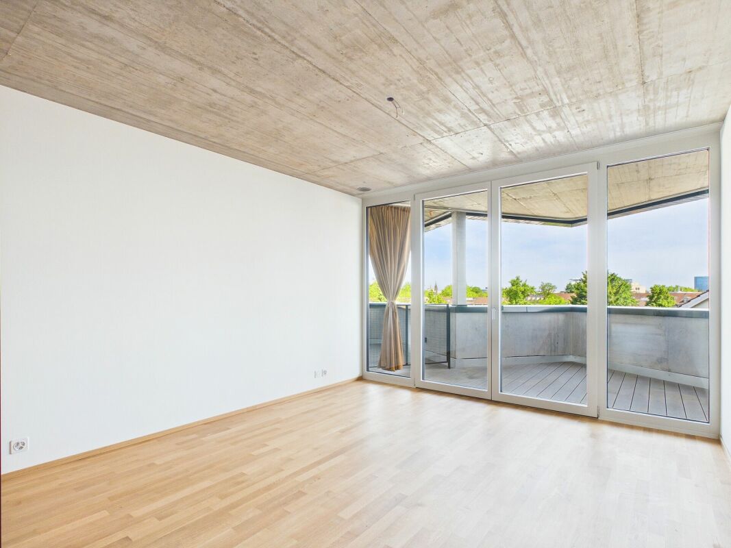 Modernes, leeres Zimmer mit Balkon