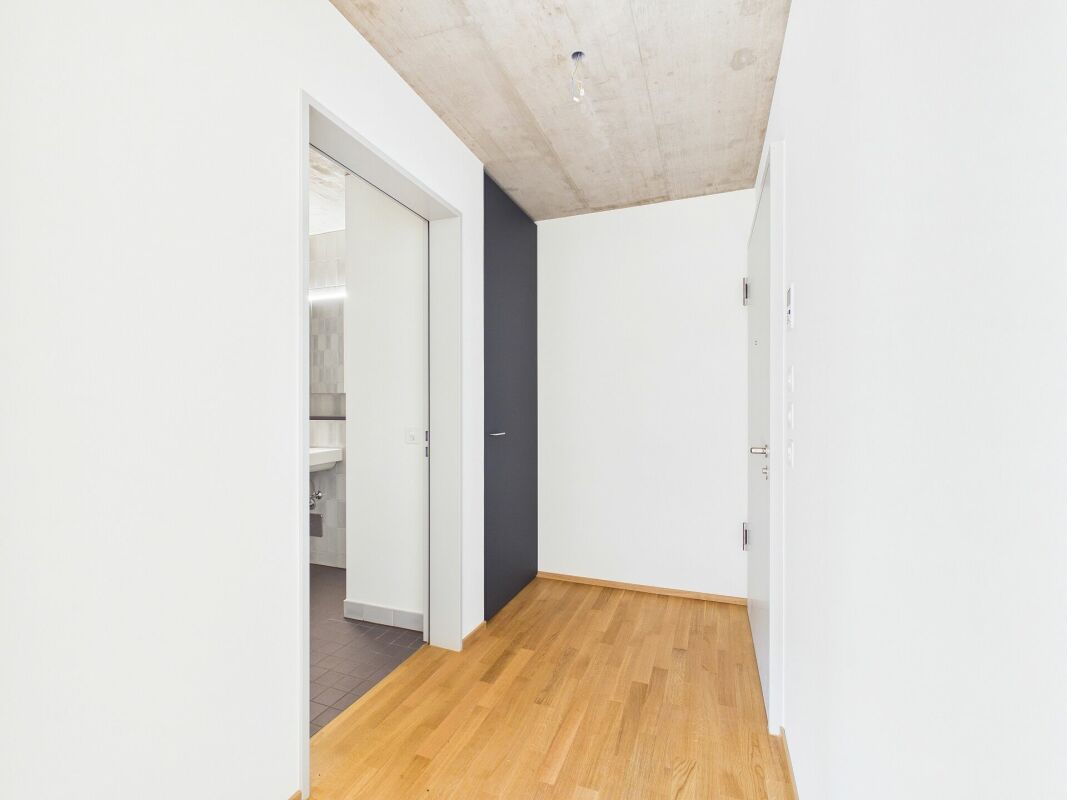 Moderner Flur mit Sichtbetondecke