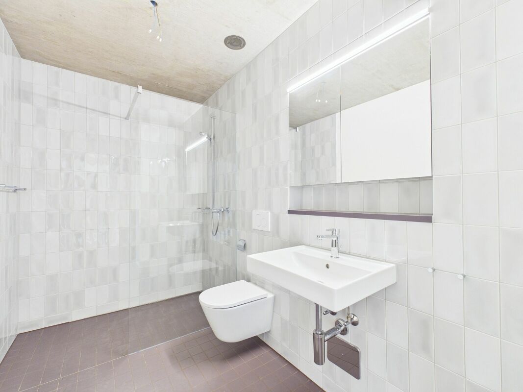 Modernes Badezimmer mit Dusche und Wand-WC