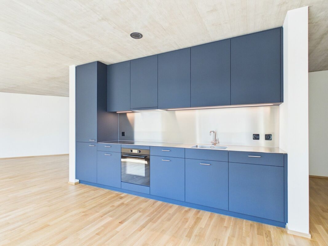 Offene moderne Küche mit blauen Fronten