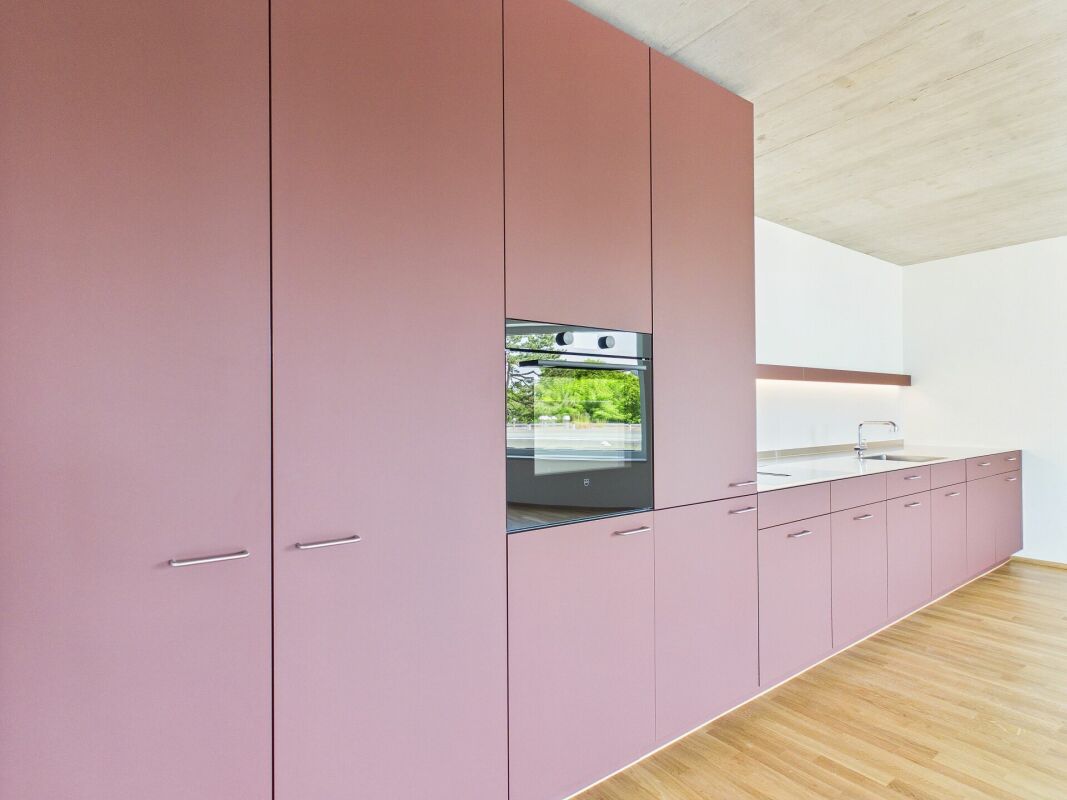Moderne Küche mit roséfarbenen Fronten