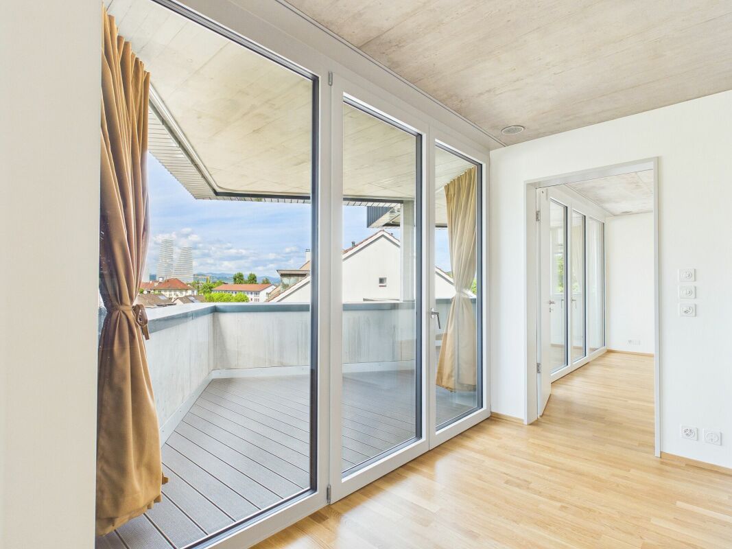 Heller Wohnraum mit Zugang zum Balkon