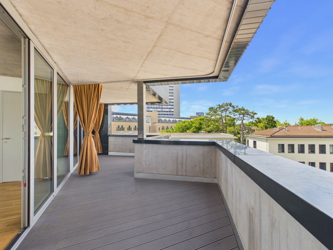 Großzügiger Balkon mit Stadtblick