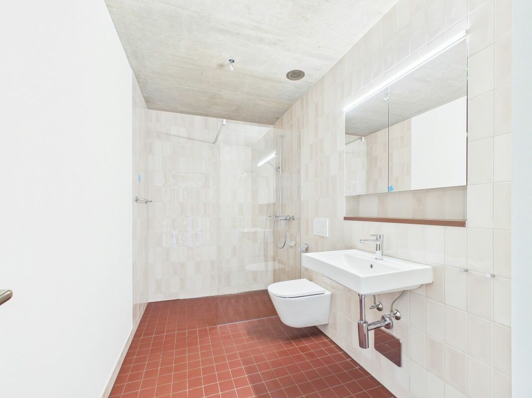 Modernes Badezimmer mit Dusche, WC und Waschtisch