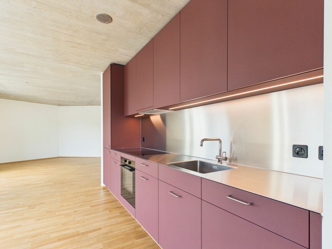 Moderne offene Küche mit Holzdecke