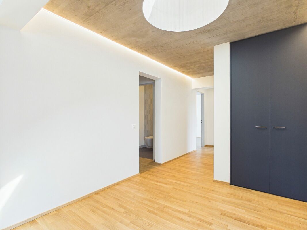 Moderner Flur mit Holzdecke und Einbauschrank