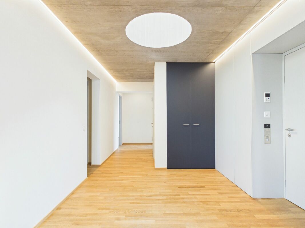 Moderner Flur mit Holzdecke und Einbauschrank