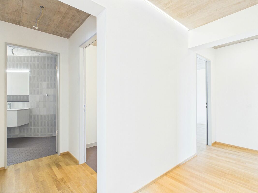 Heller Flur mit Blick ins Badezimmer und angrenzende Räume