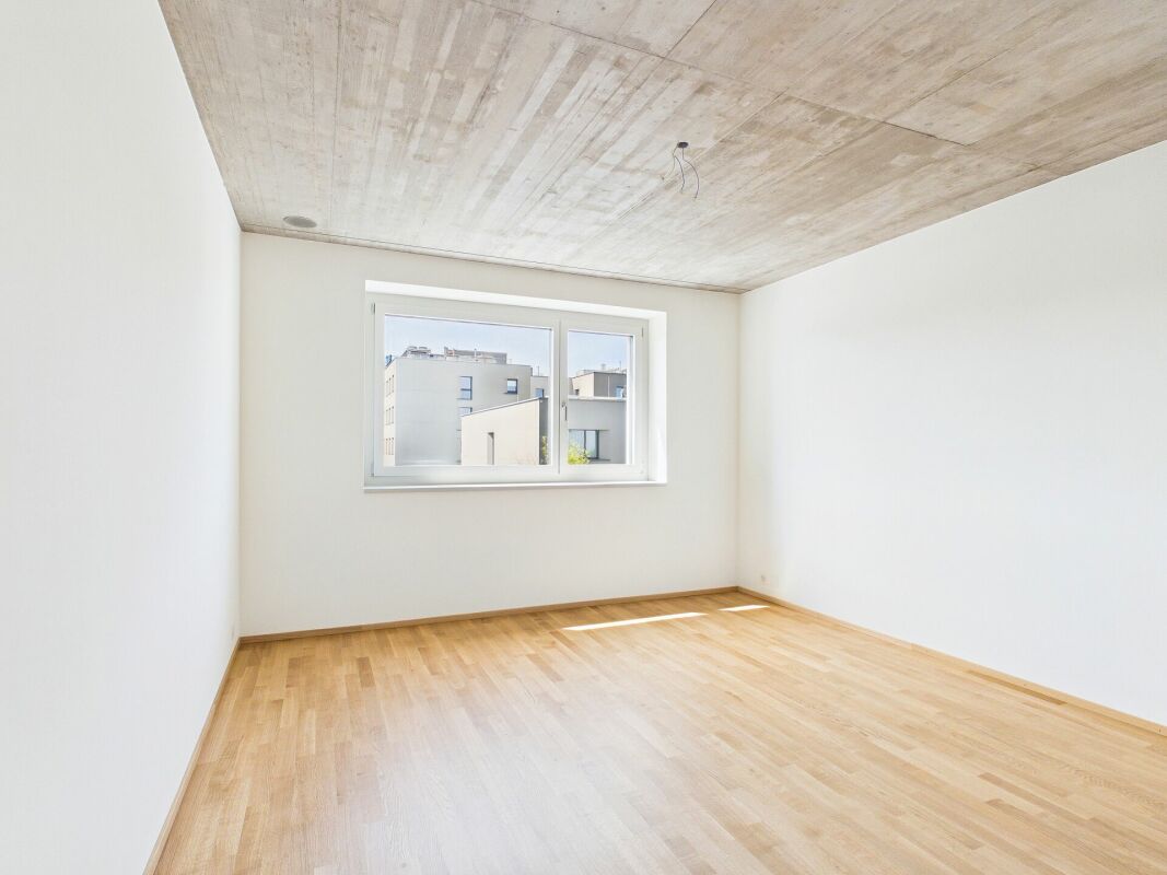Leerer heller Raum mit Fenster