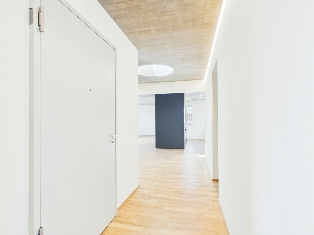 Heller Flur mit offener Blickachse