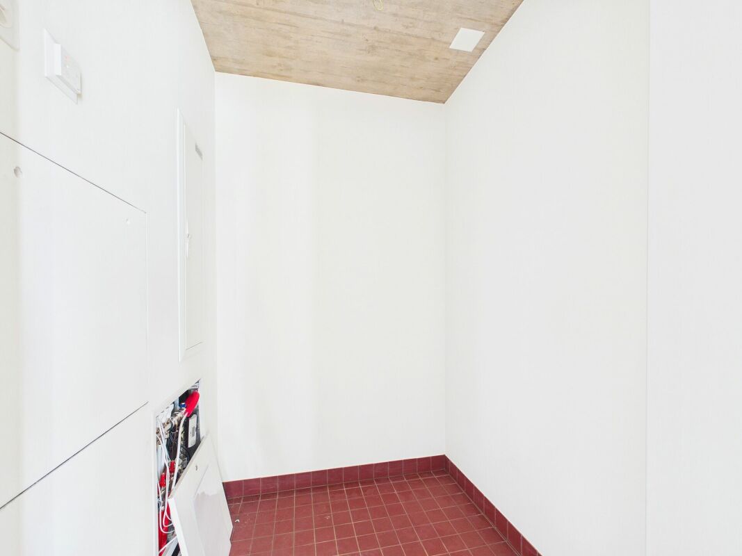 Technikraum mit Schrank und Bodenfliesen